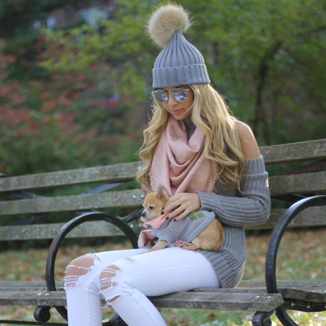 Grey ribbed beanie with faux fur natural pom