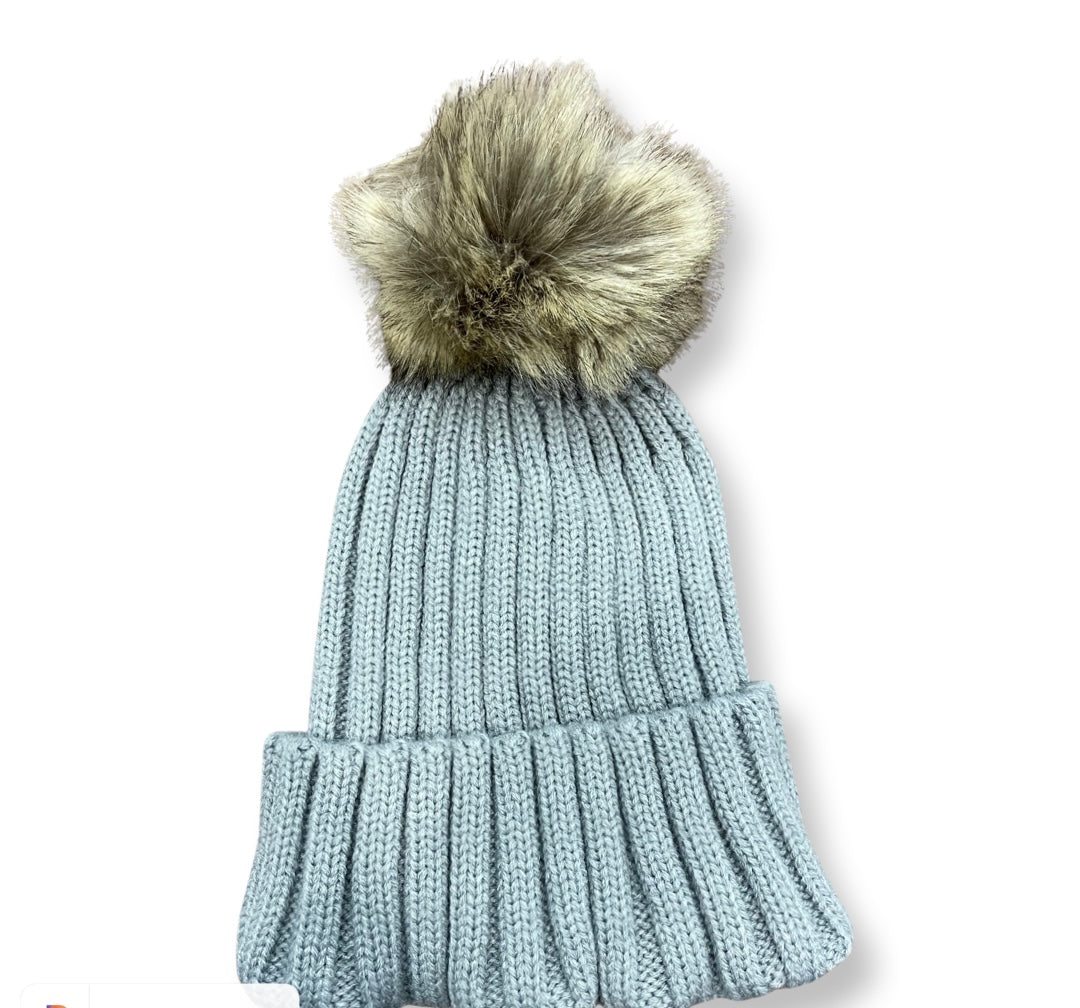 Grey ribbed beanie with faux fur natural pom