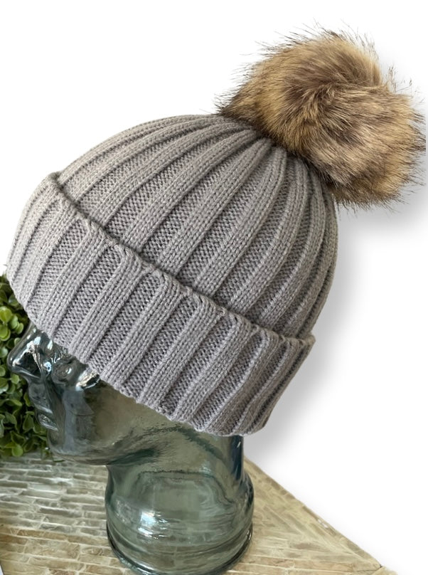 Grey ribbed beanie with faux fur natural pom