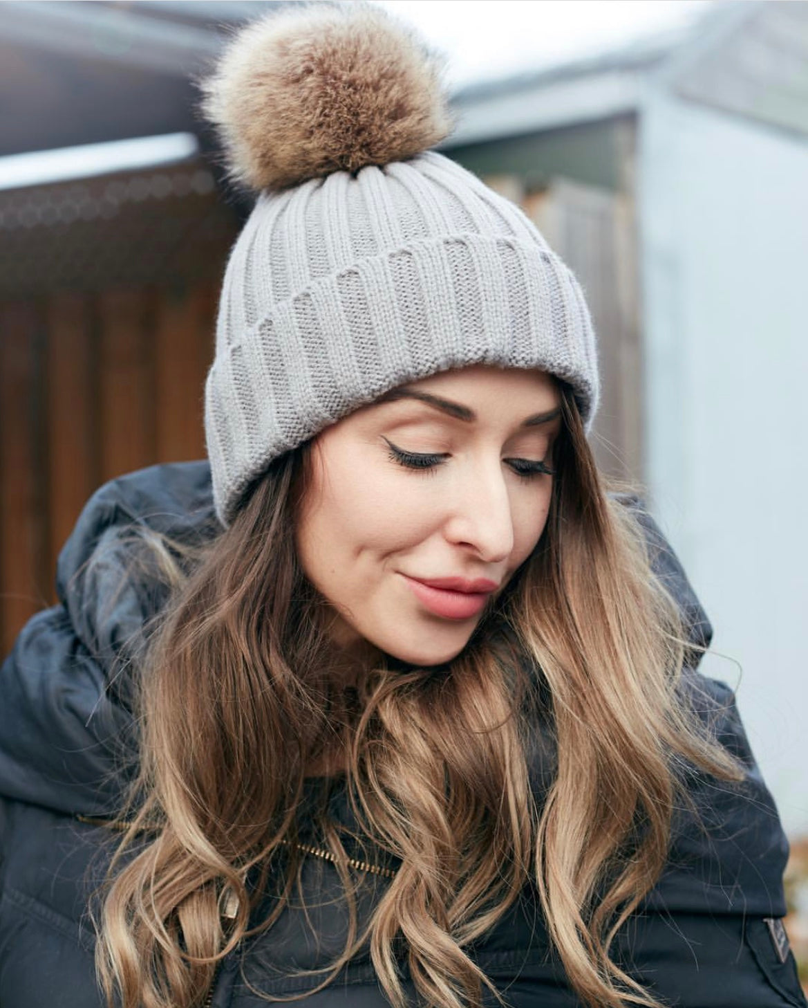 Grey ribbed beanie with faux fur natural pom